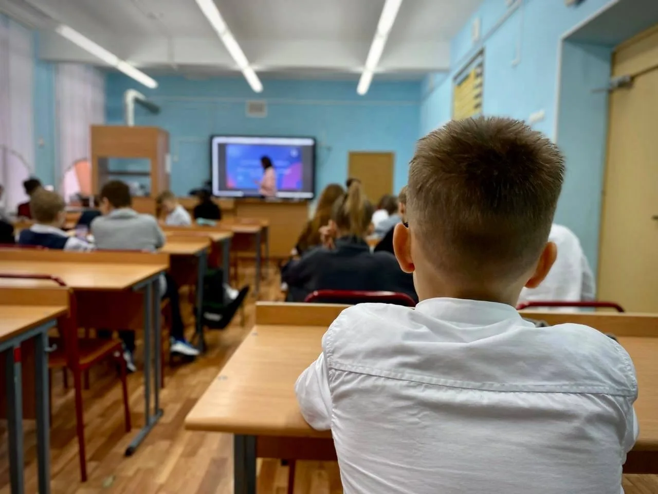 🇷🇺 Новая учебная неделя в нашей школе традиционно началась с церемонии поднятия Государственного фла