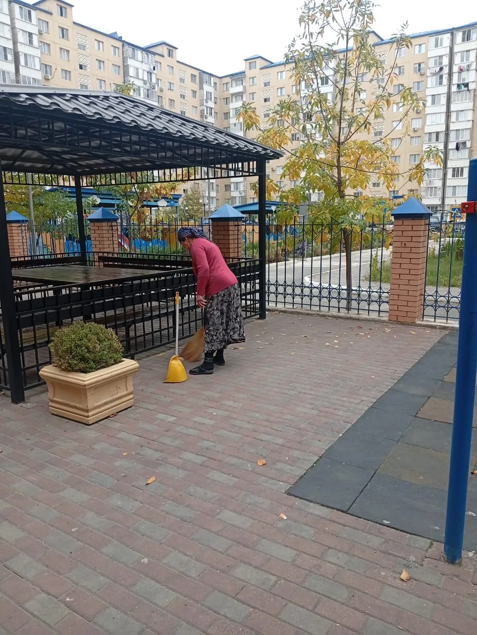 Уборка на территории двора по адресу: ул. Ленина, д. 98
