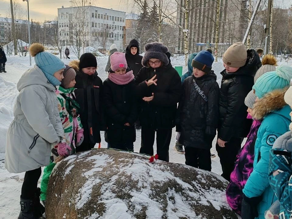 В преддверии дня полного снятия блокады обучающиеся начальной школы возложили цветы и и...