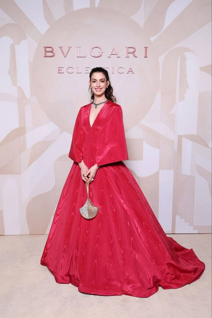 Энн Хэтэуэй сияет на показе коллекции от Bvlgari “Eclettica” в Милане . Она постоянный амбассадор бр