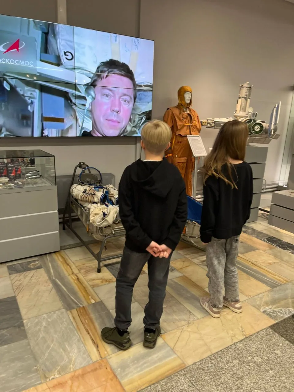 🛰️ На прямой связи с орбитой  📍Академика Челомея, 6А  🚀Ученики 6 «Е» класса посетили Центр управлени