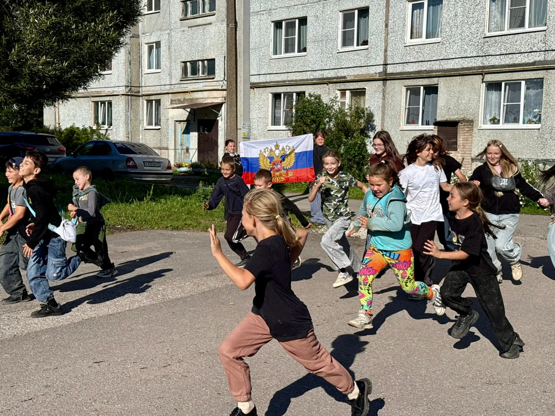 В рамках всероссийской акции «Цвета Родины», приуроченной к празднованию Дня Государств...