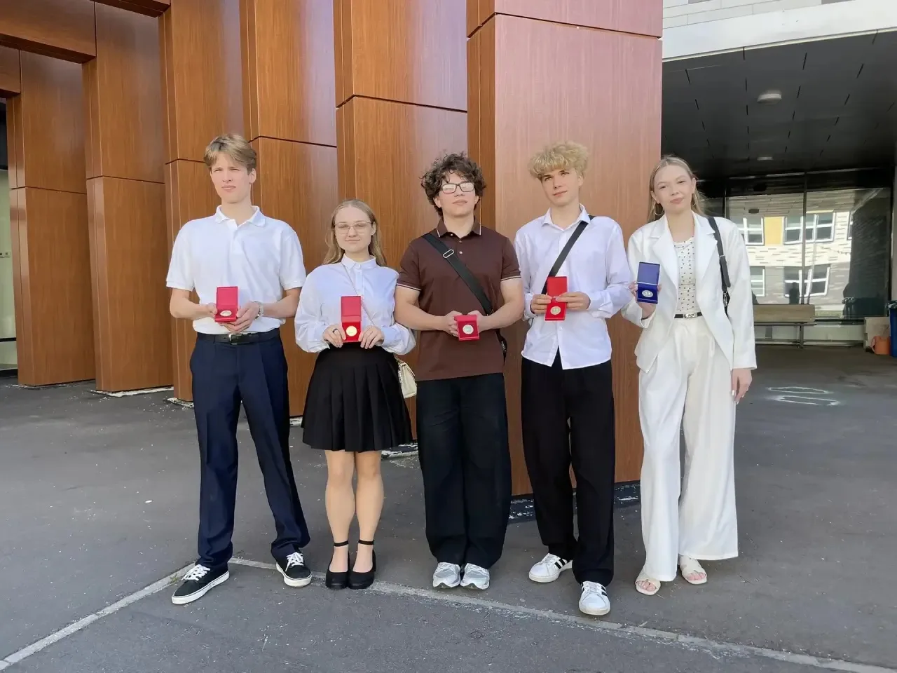 🌟 Гордимся нашими выпускниками! 🌟
Сегодня был особенный день — в нашем городе чествовали тех, кто 