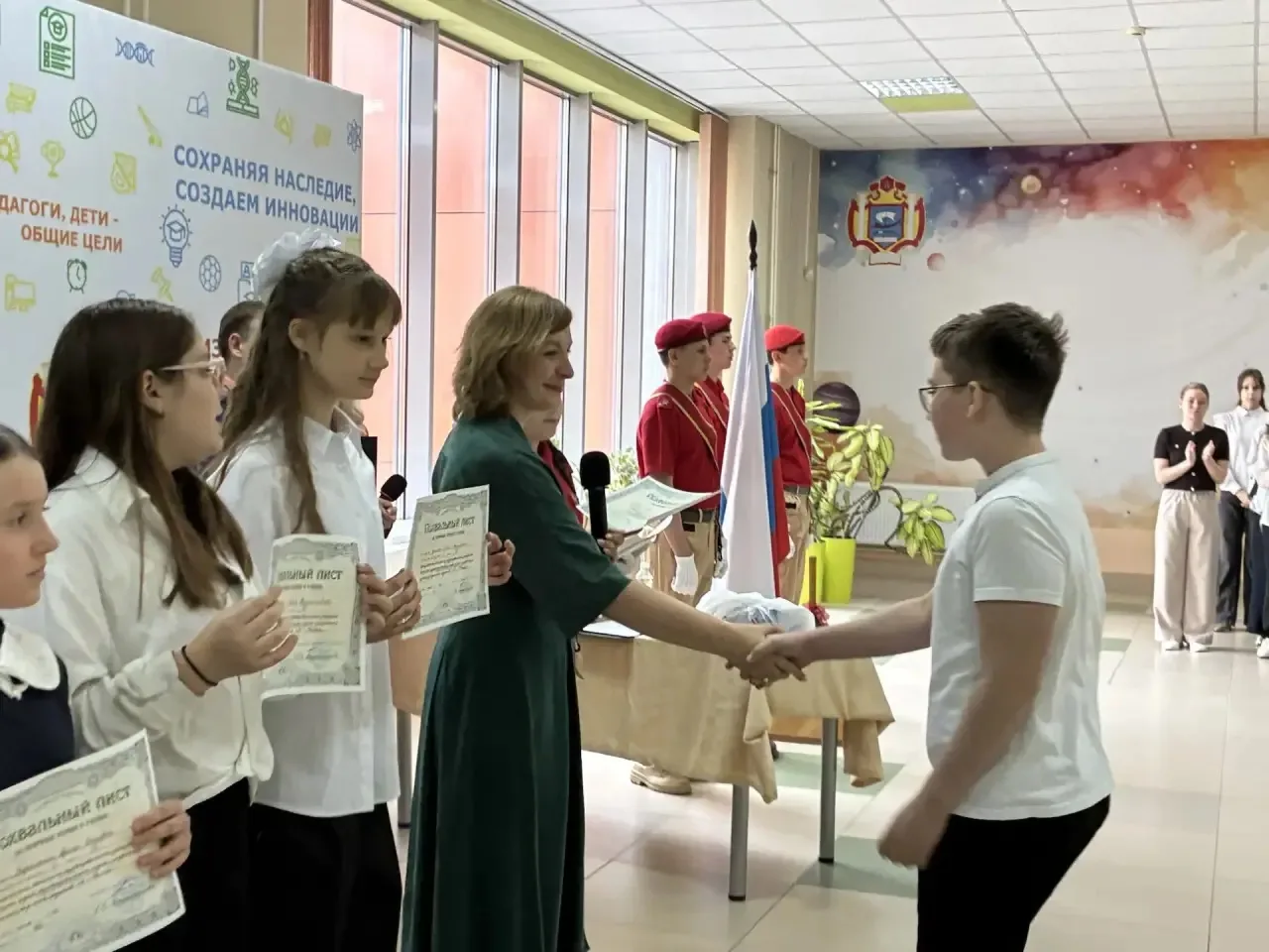 📢 В нашей школе прошли торжественные линейки, посвященные завершению учебного года!  Вот и пролетел 