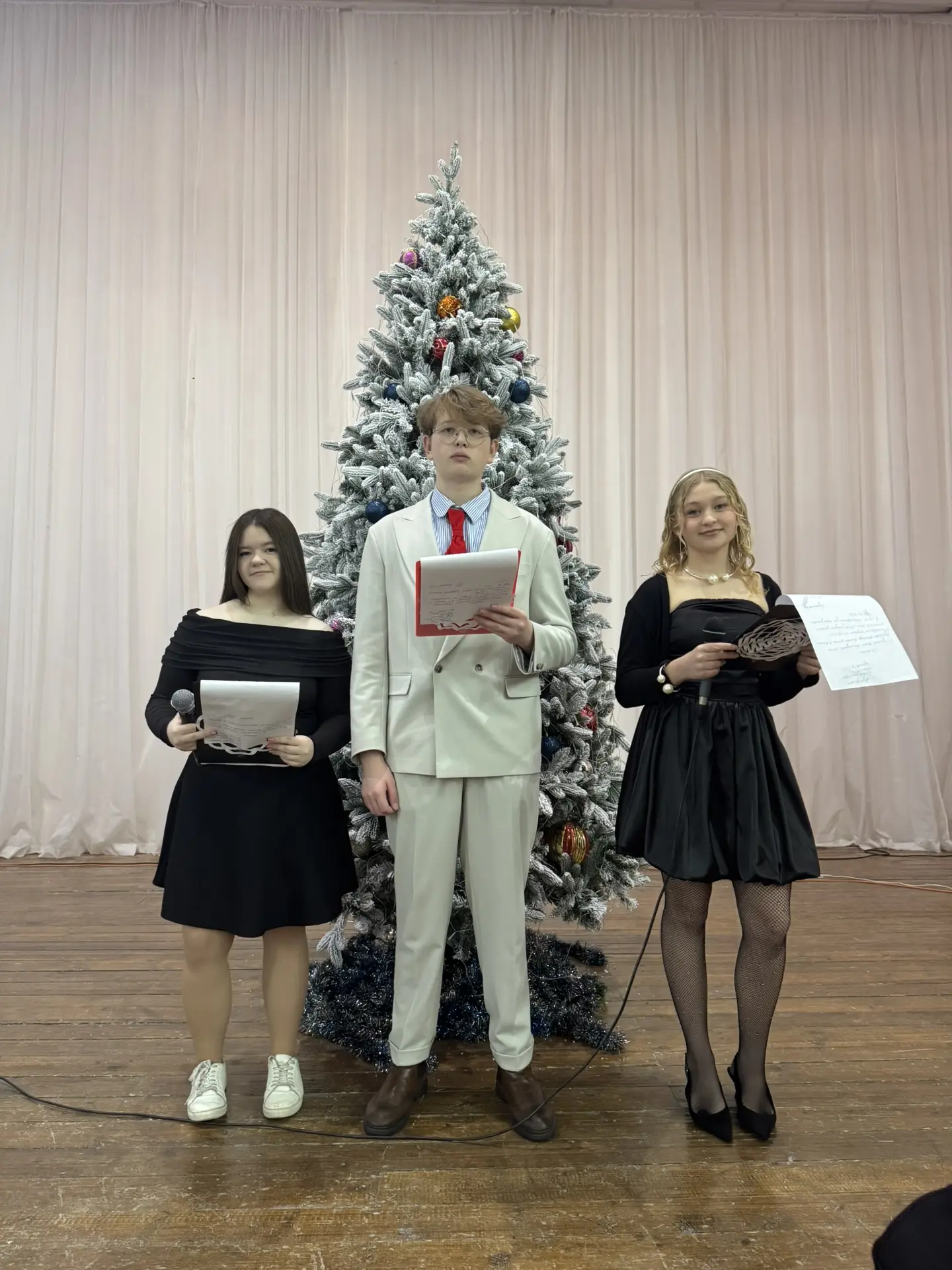 Скоро Новый год! 🎄 В нашей школе совместно с детским самоуправлением во всех классах прошли новогодн