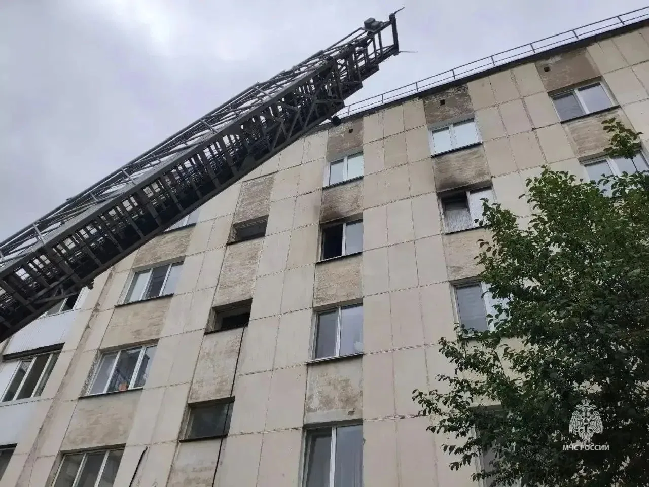🔥 Шесть человек спасли из горящей квартиры в Уфе