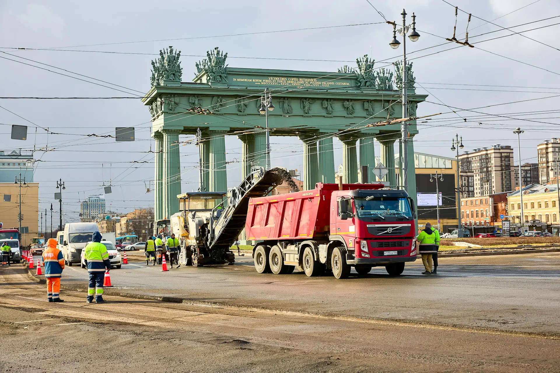 В 2026 году отремонтируем 2,8 млн кв. м дорог.  Улицы обновляем комплексно: ремонтируем тротуары, со
