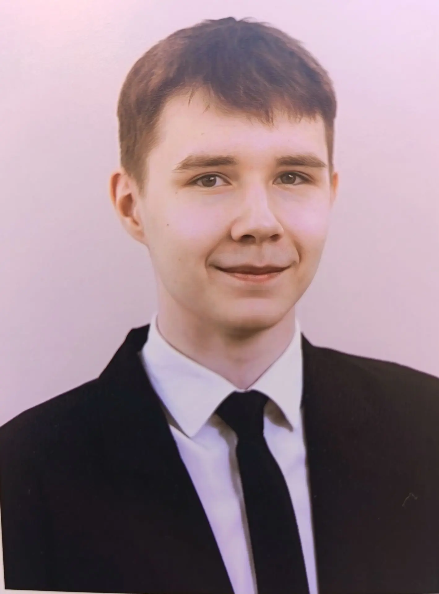 Сегодня свой 18-й День рождения встречает выпускник нашей школы, Илья Воробьев! 🎁🎉🥳