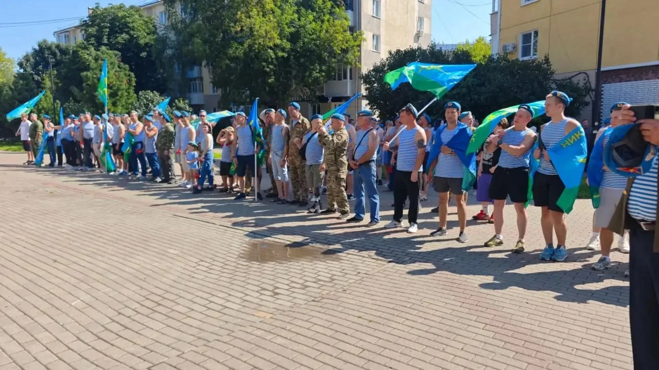 У мемориала «Журавли» проходит митинг в честь Дня ВДВ