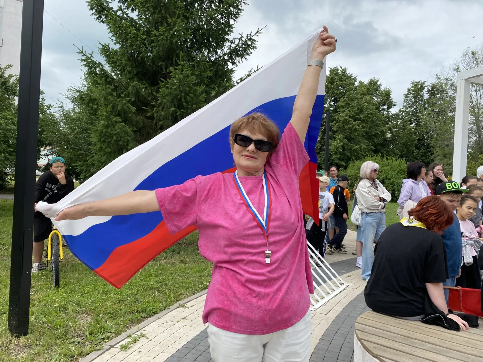 Взрослые и дети празднуют День России! 🇷🇺
