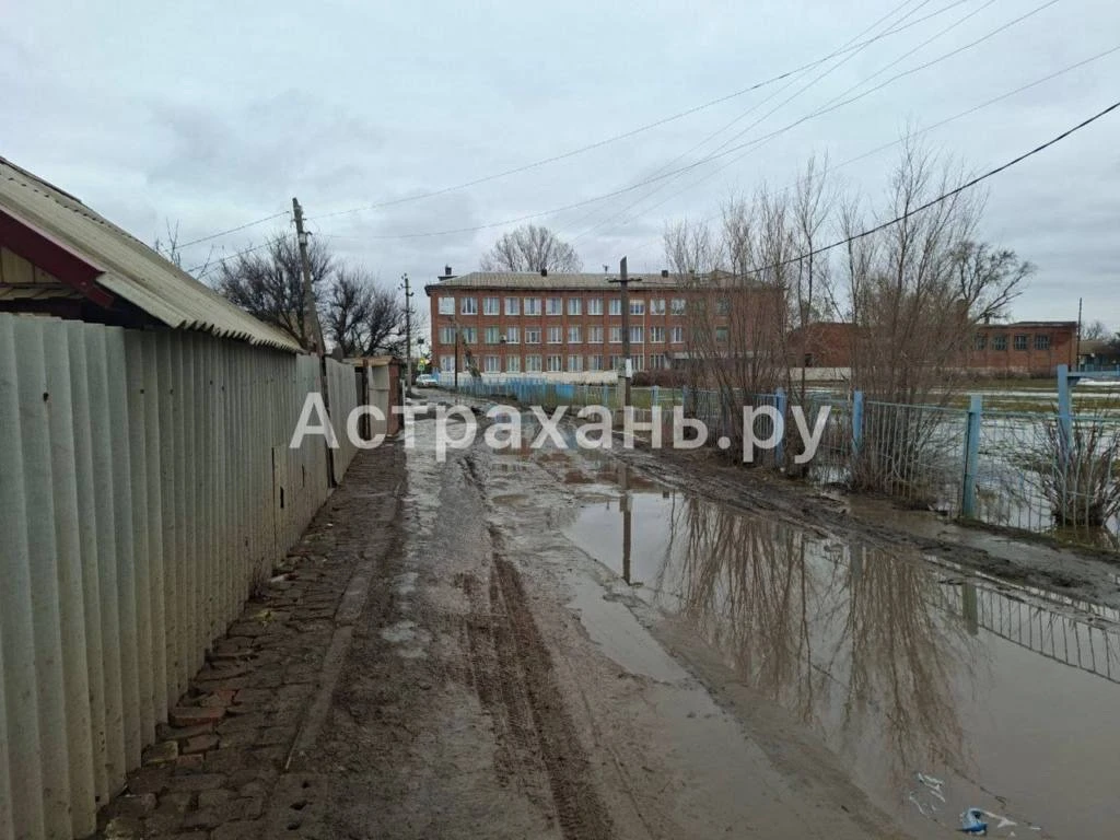 «Школа на болоте»: школьники добираются до парт по колено в грязи. В Ахтубинске с приходом весны для