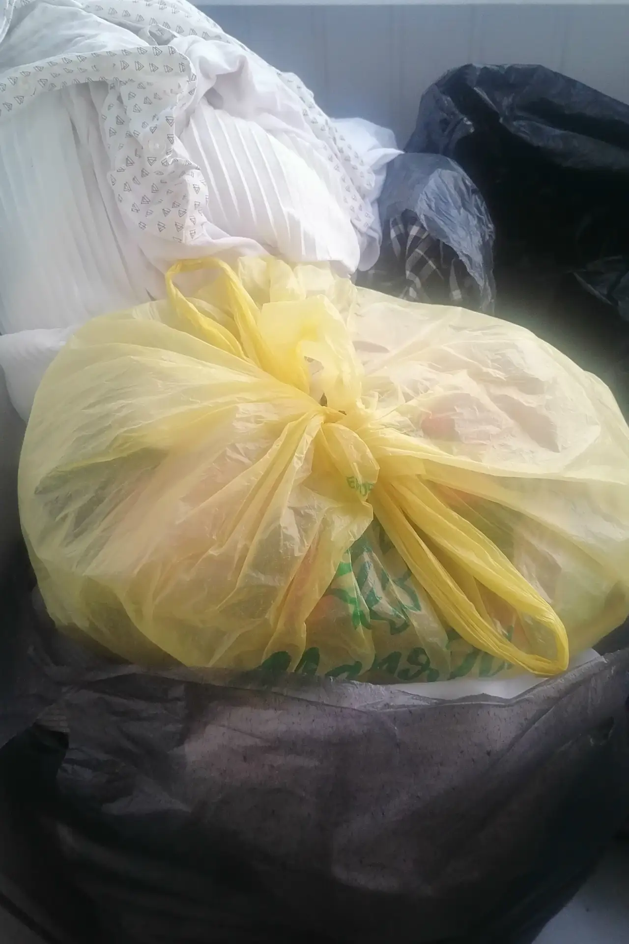 Отдам даром 3 метровых мешка с вещами на девочку от 10 до 11 лет.Все сезоны.Забирать те...