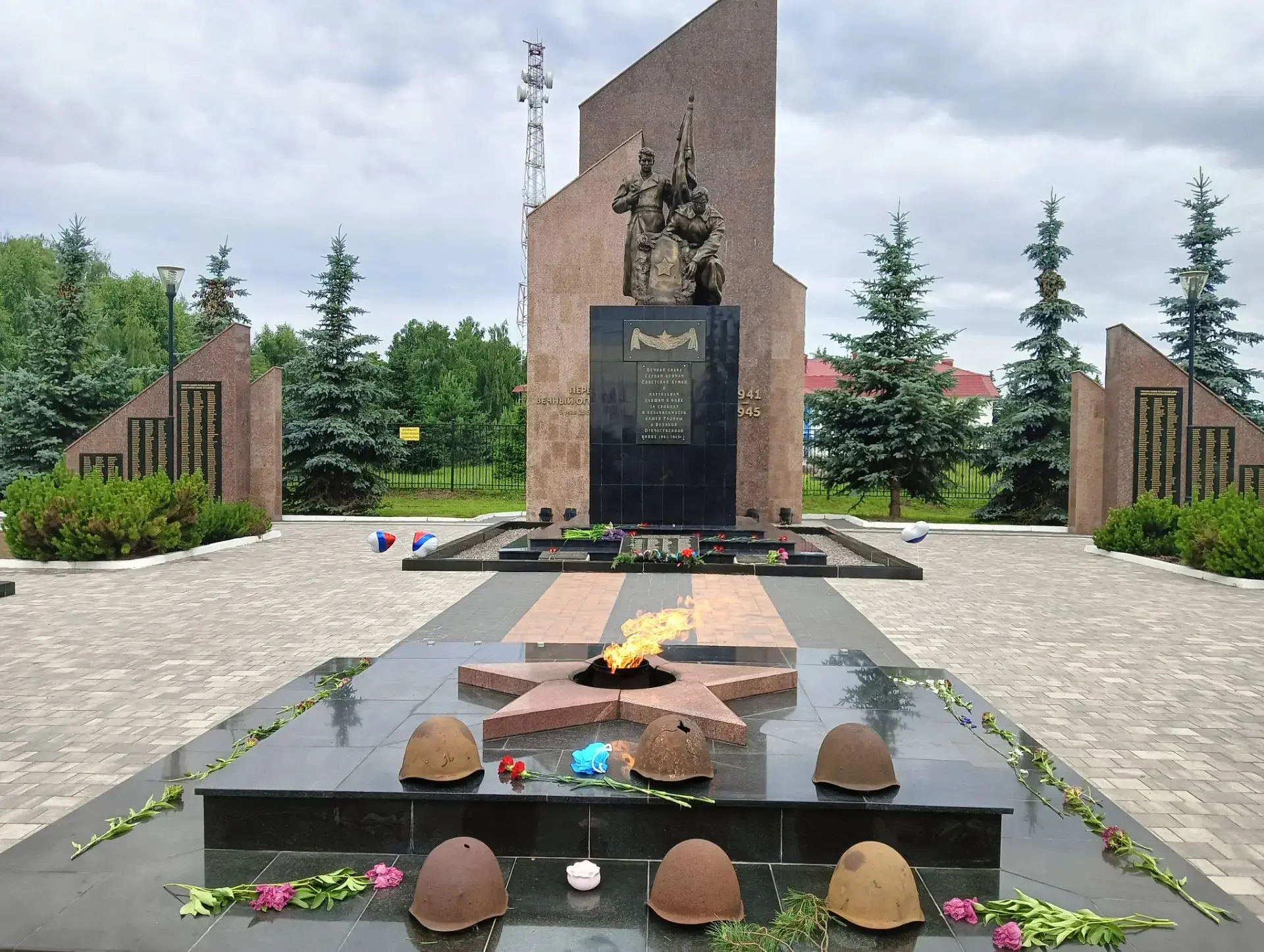 Сквозь шторм свинца,
Сквозь ураган огня, 
Сквозь смерть саму прошли, 
Не зная брода...
Весь мир не м