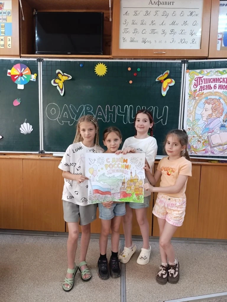 Каждый день в лагере наполнен творчеством и радостью ❤️
Вожатые организуют досуг детей: спортивные и