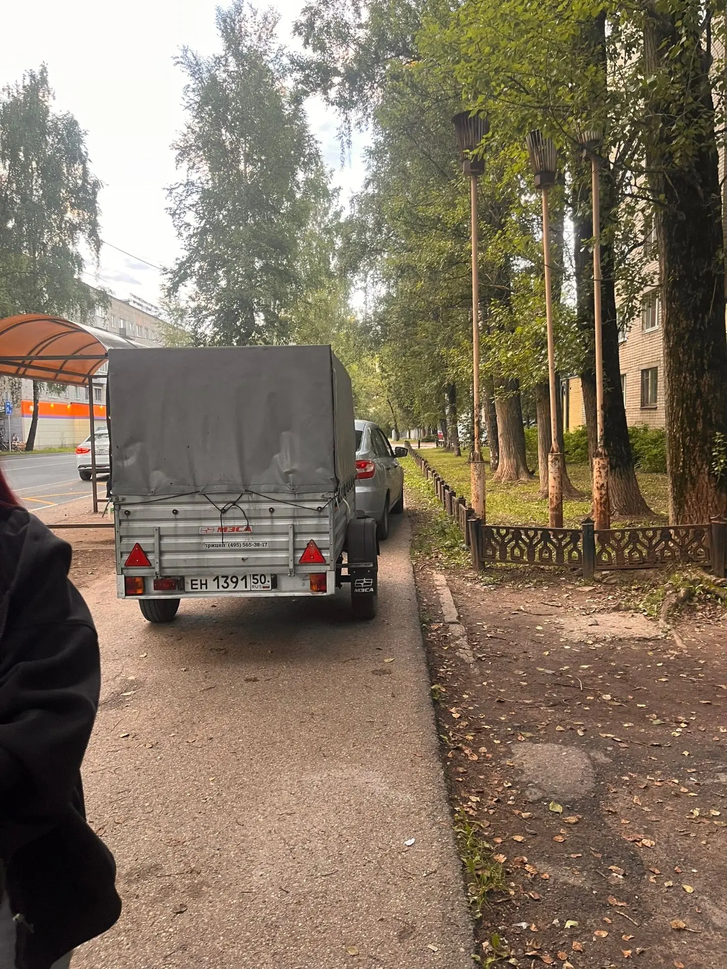 Добрый вечер. Сегодня стояли с колясками на тротуаре. Машина с прицепом начала на него заезжать. Выш