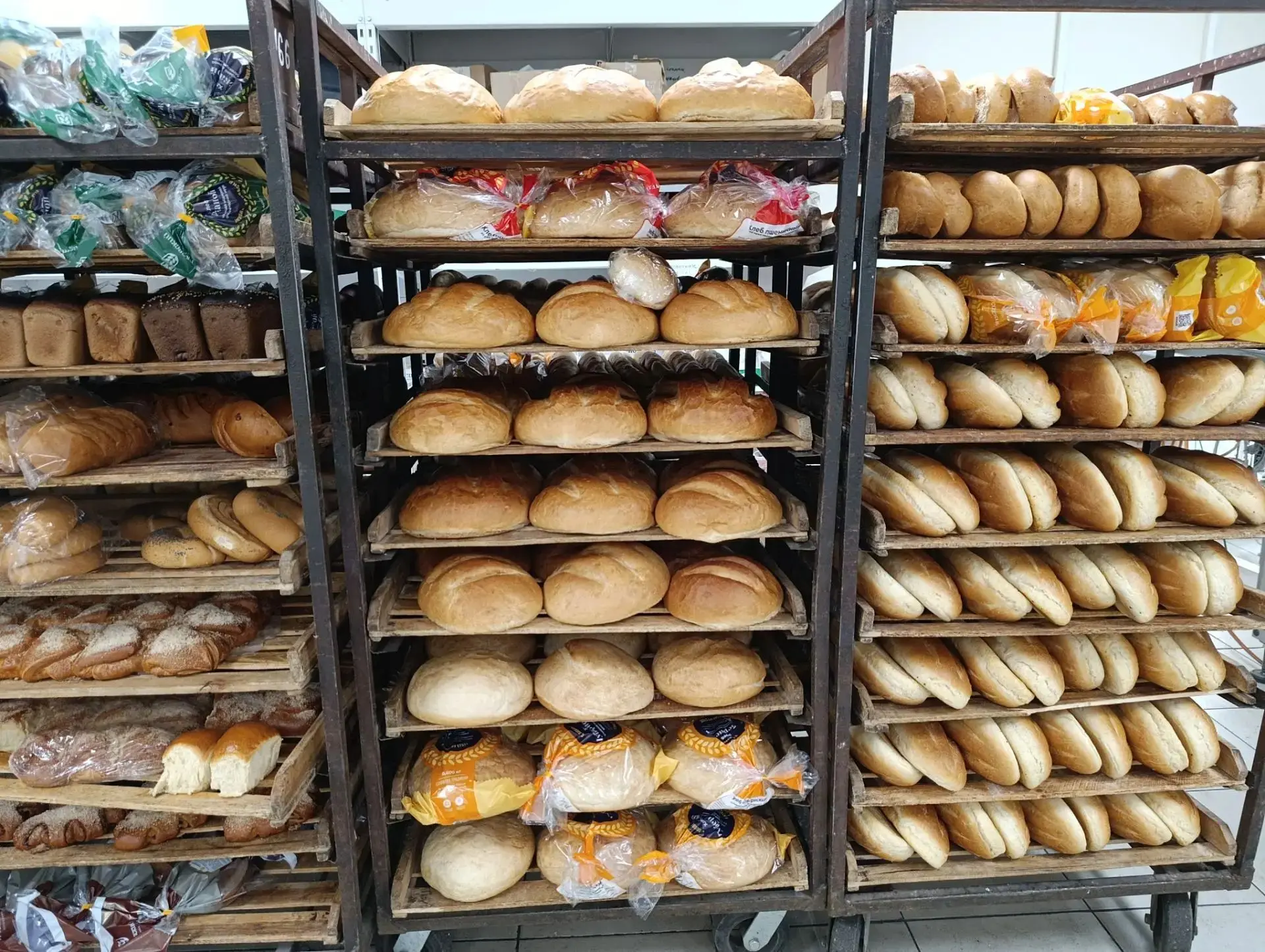 На хлебопекарное производство требуются сотрудники на участок готовой продукции :