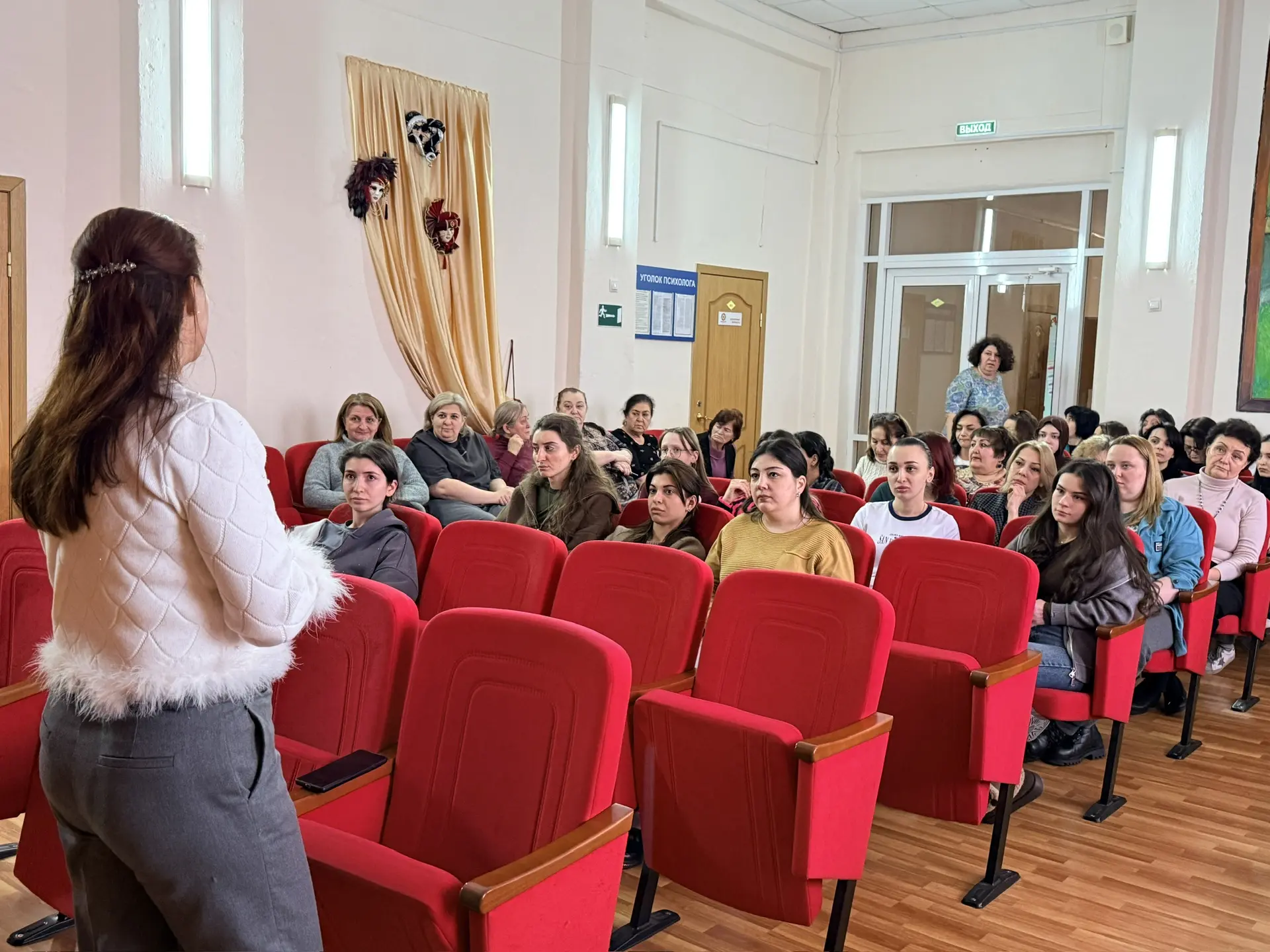 Сегодня в ГБОУ «КРОЦ» прошло собрание на котором обсудили важность и эффективность «разговоров о важ