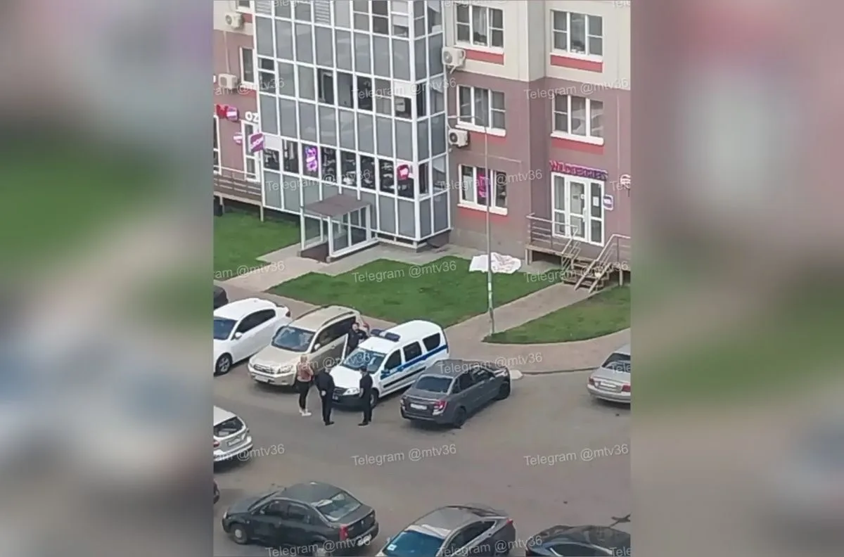 В поселке Отрадное под Воронежем нашли тело женщины под окнами высотки. Правоохранители...