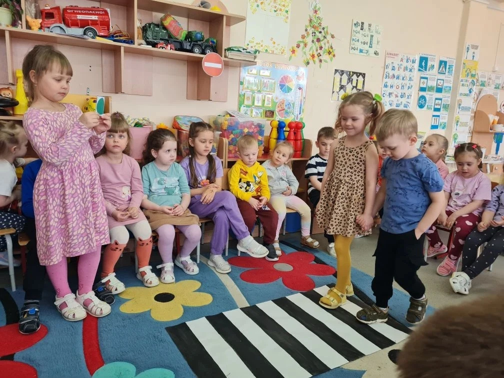 Светофор — наш главный друг:
Красный — стой, зелёный — путь.
А где зебра на пути —
Только там перехо