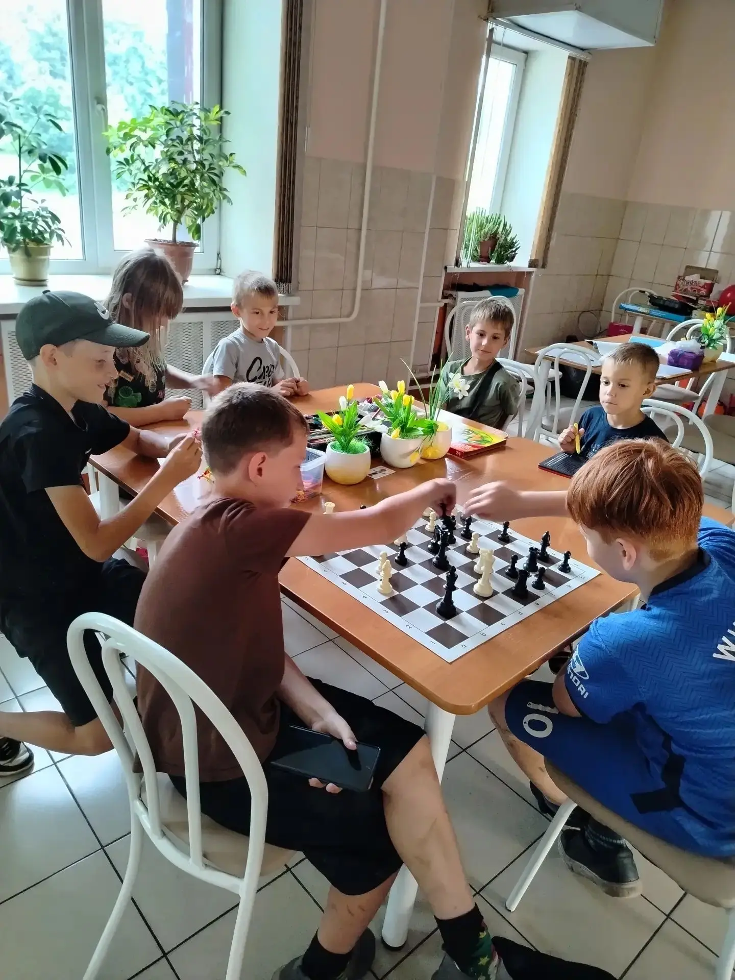 Лето подходит к концу, а вечерние спортивно-игровые площадки Киселёвска продолжают рабо...