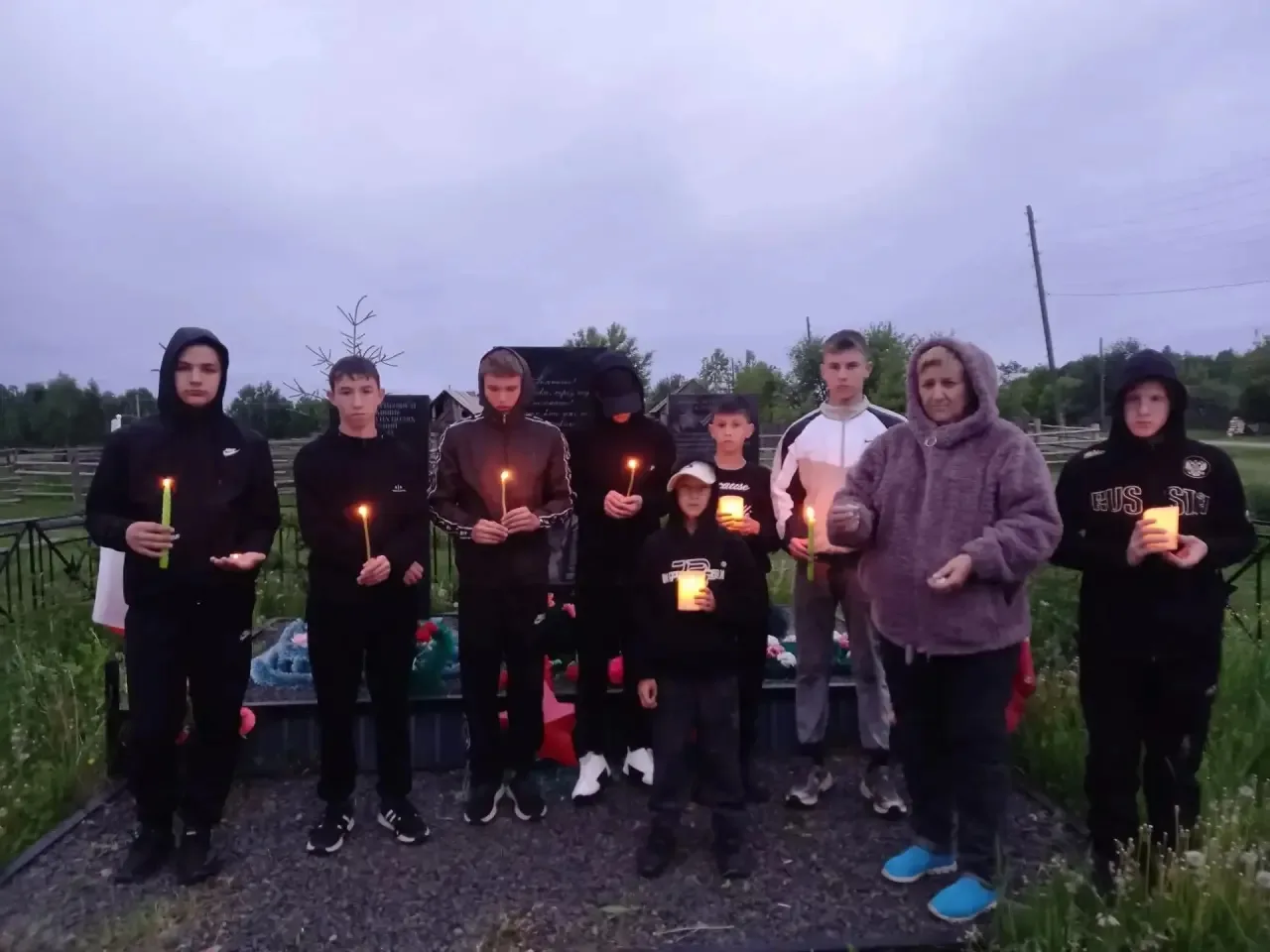 Вечером в канун Дня памяти и скорби в деревне Талый Ключ у обелиска погибшим воинам зажглись  свечи.