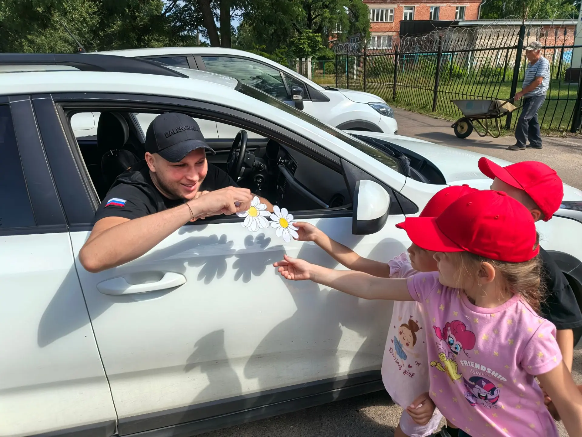 🌸 В подарок- ромашку!💮

 💮 Сегодня  ребята из волонтёрского отряда "Добрые сердца" нашего детског