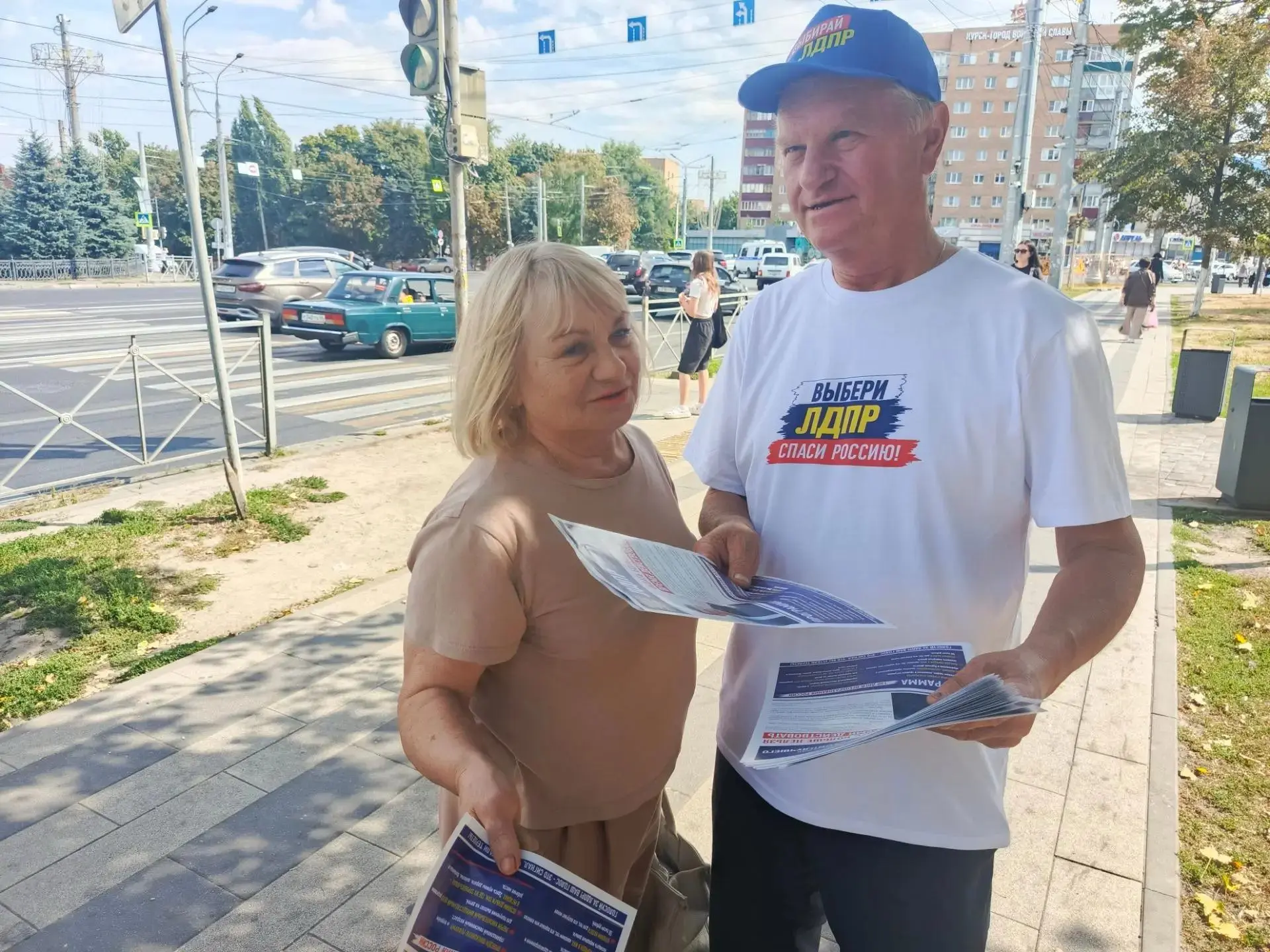 👥 Курские партийцы вышли на улицы города, чтобы напрямую пообщаться с жителями, расска...
