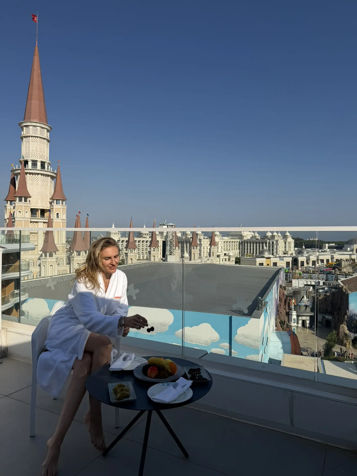 Ура! Я в отпуске🏰🎢🎠🌊☀️  
📍 The Lend of Legends