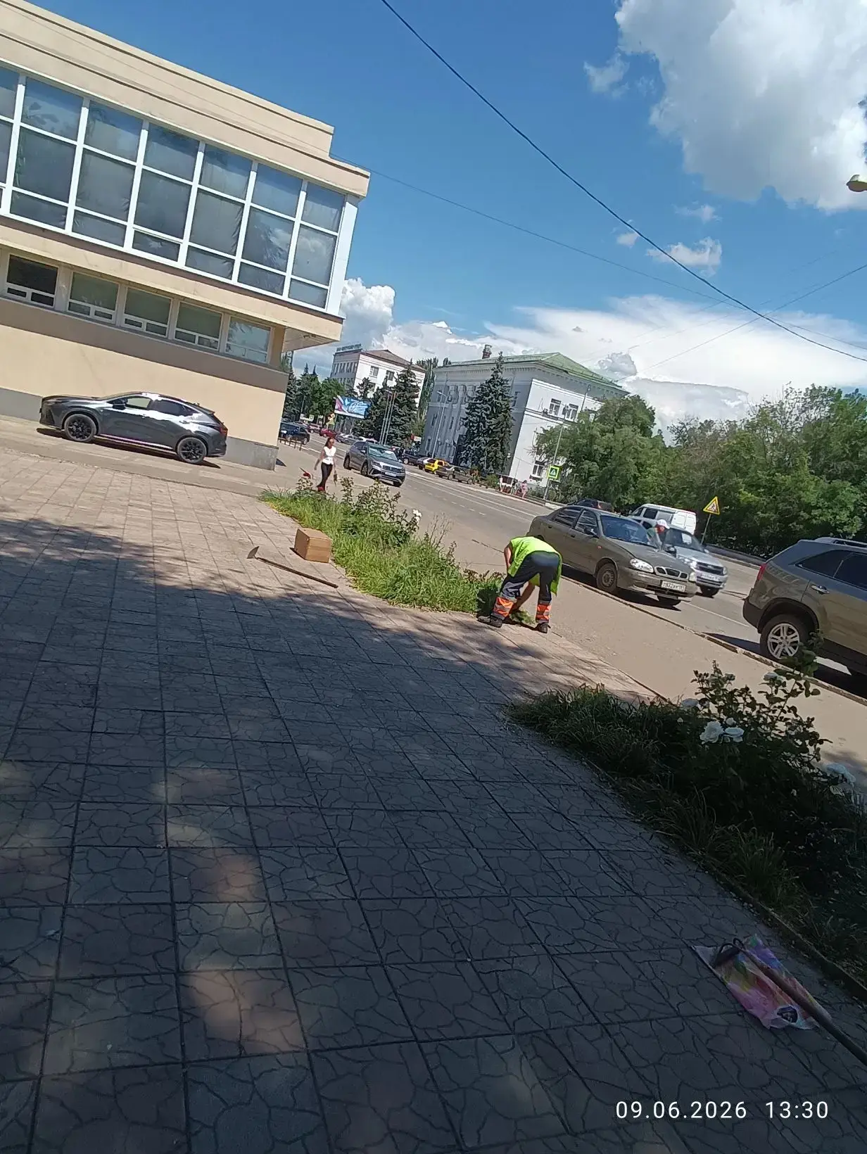 Работы по благоустройству в городе Краснодон продолжаются.Работники  занимаются прополкой клумб,обре