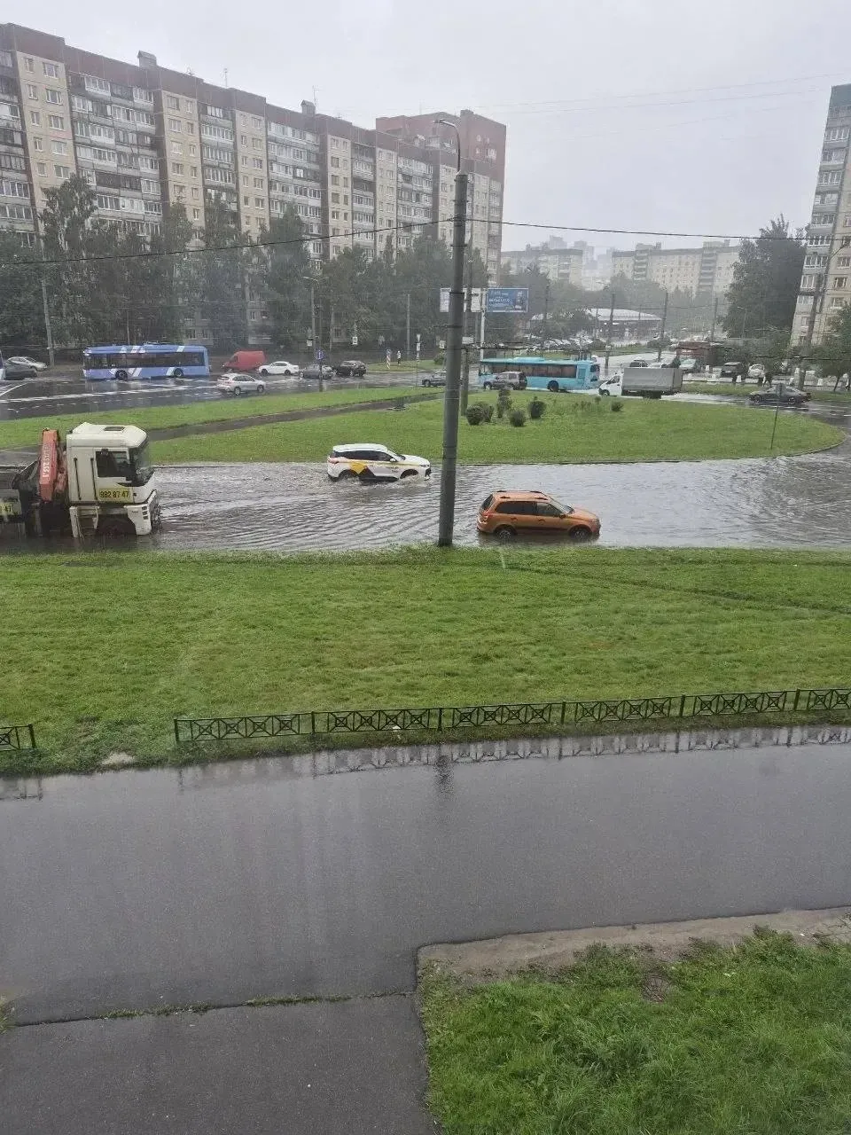 💧Привычный потоп: площадь Сикорского и улица Уточкина ушли под воду — на месте работаю...