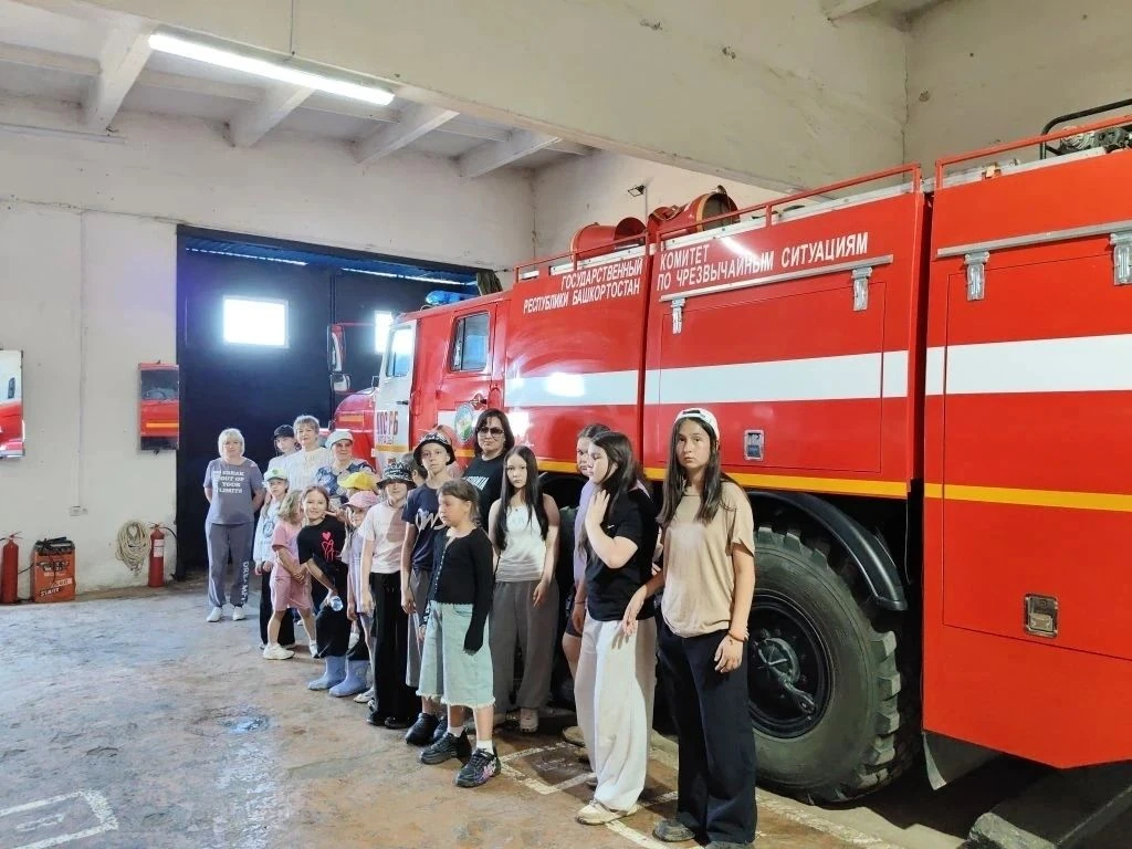 Воспитанники лагеря школы с. Ургаза побывали в гостях у пожарных 

В рамках летней оздоровительной к