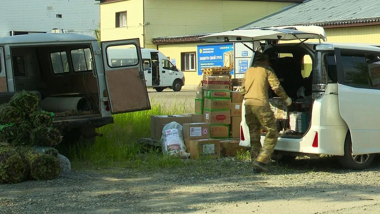 Няганские волонтёры передали на СВО три автомобиля и больше 320 кубов гуманитарной помощи 
 
В Няган