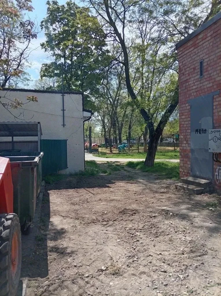 ⚡️В Ейске продолжается уборка приконтейнерных площадок и покос травы  Также убирают от мусора общест