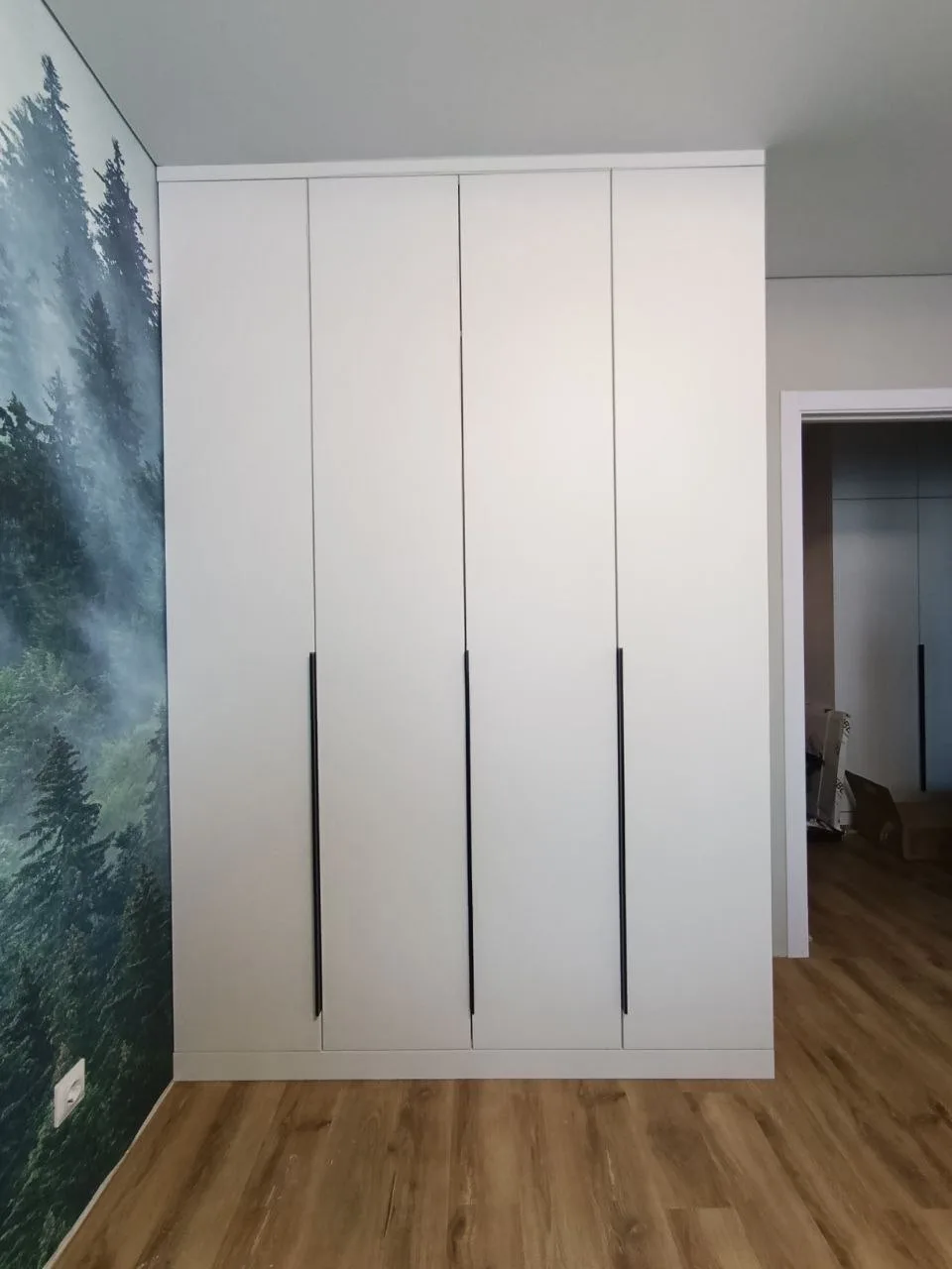 Распашной шкаф в белом цвете четко в потолок 😍
Это идеальное комбо эстетики и порядка. 

Матовая св