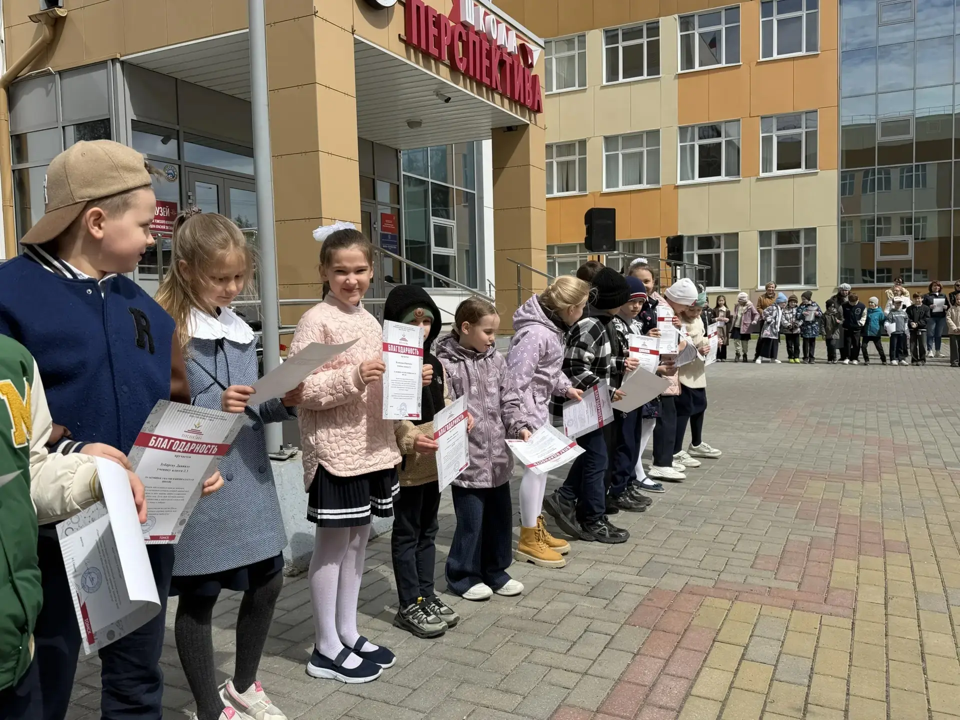 2–3 класс: та самая линейка, где ещё нет прощаний 🌼  Пока выпускники ловят каждый школьный миг, втор