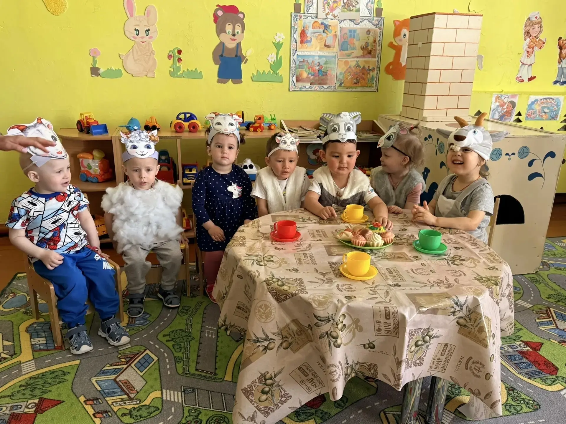 Сказка оживает!🎭 Волк и семеро козлят в первой младшей группе.

"Козлятушки, ребятушки, отопритеся,