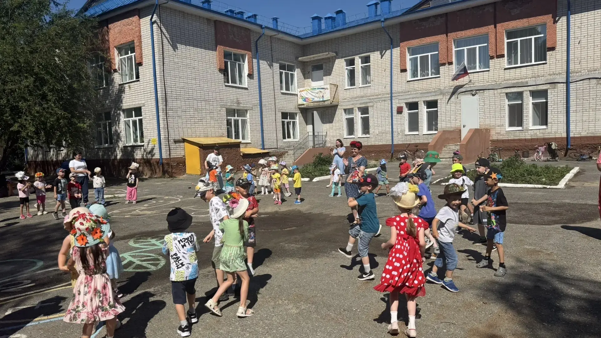 Яркий, незабываемый день шляп прошёл в детском саду. Каждый родитель постарался чтобы и...