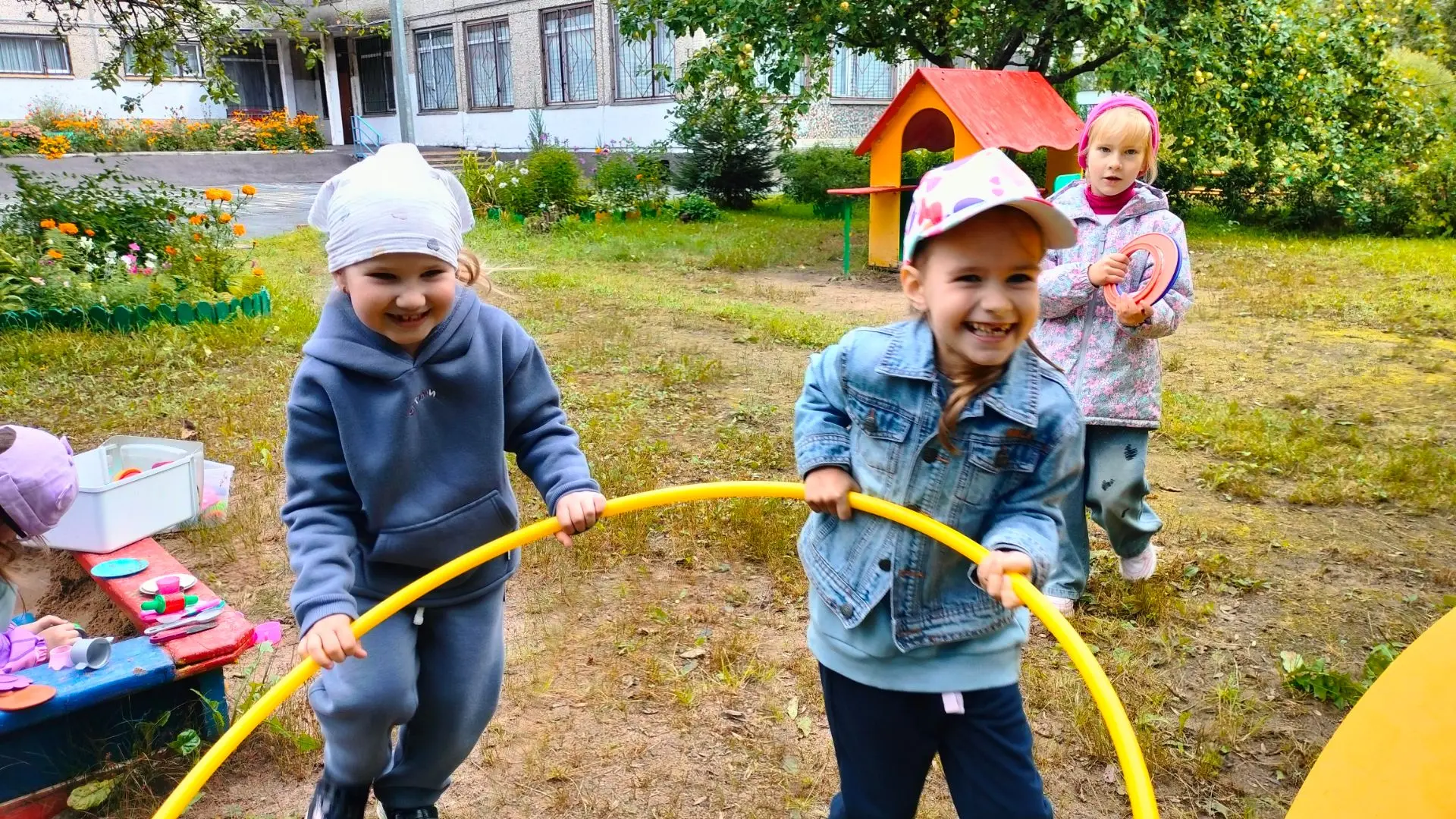 Прогулки в детском саду — важная часть режима дня: они нужны не просто «чтобы подышать»...