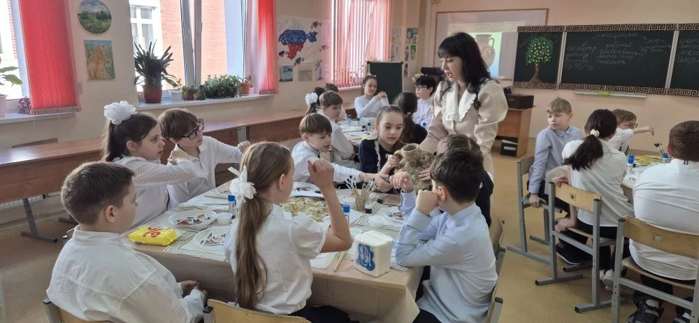 ✨ 26 марта в школе (корпус №2) прошёл открытый урок по изобразительному искусству на тему «Древнегре