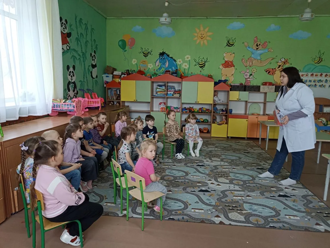 Фельдшер Иванова К. И провела беседу с воспитанниками о пользе витаминов.
