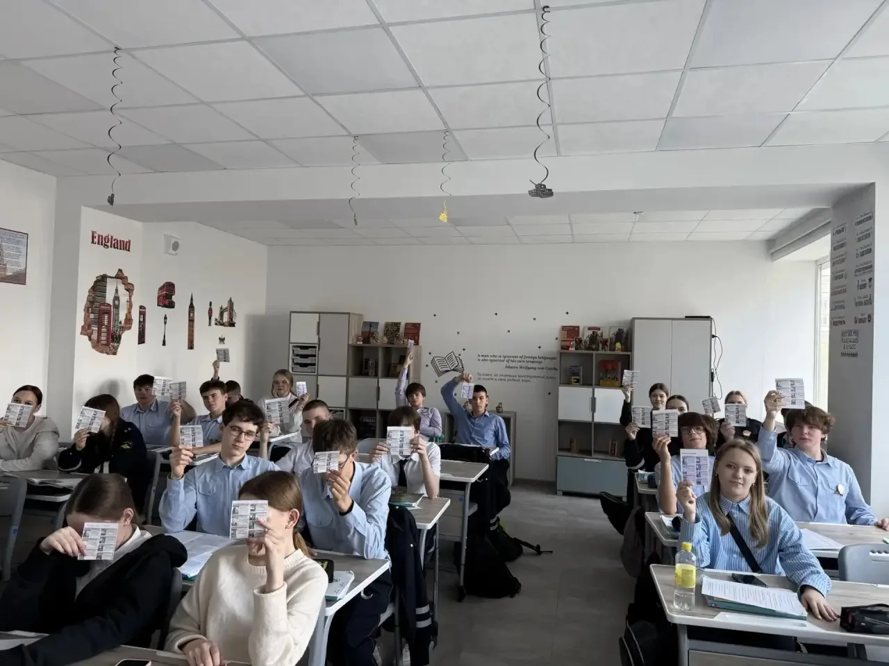 В рамках метапредметной недели в 8 «Б» классе прошел необычный урок английского языка.  Ребята откры
