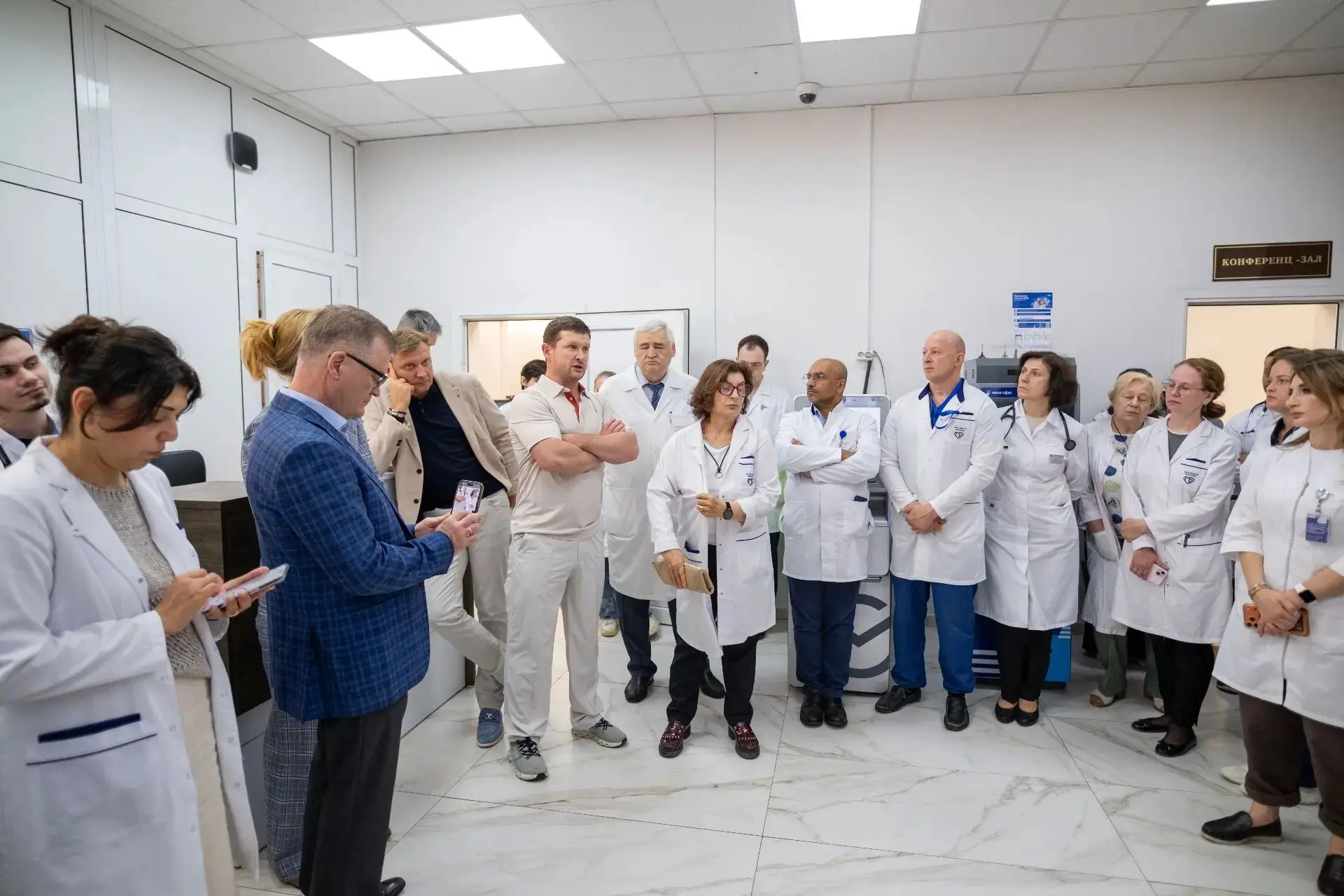 В первые дни сентября, во время обхода, встретил наших студентов-медиков на занятиях в ...
