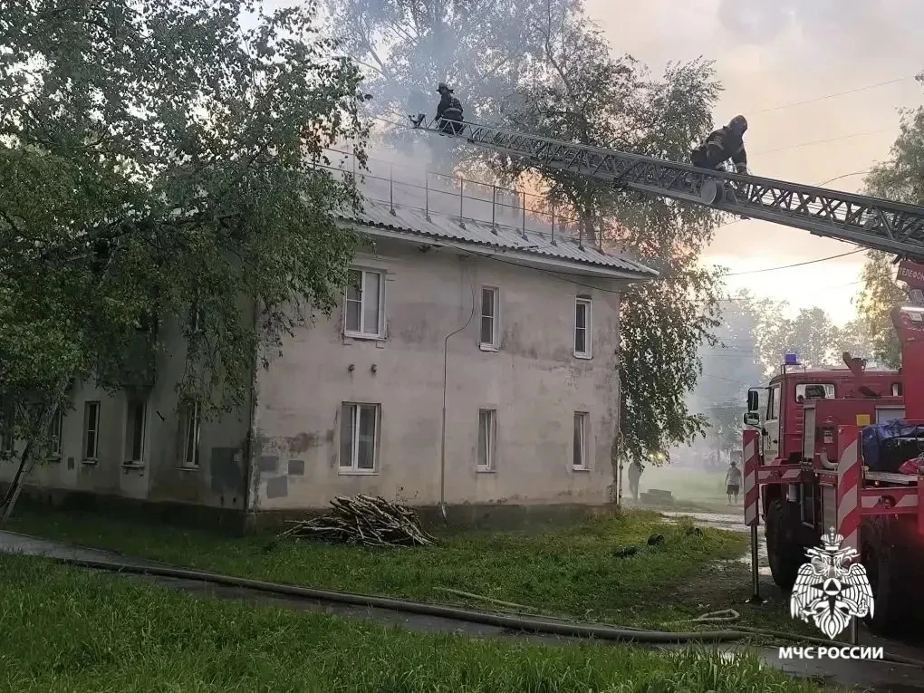 ⛑️🔥 В Рыбинске произошел пожар в многоквартирном доме: спасли 35 человек, в их числе дети  🏠 Возгора