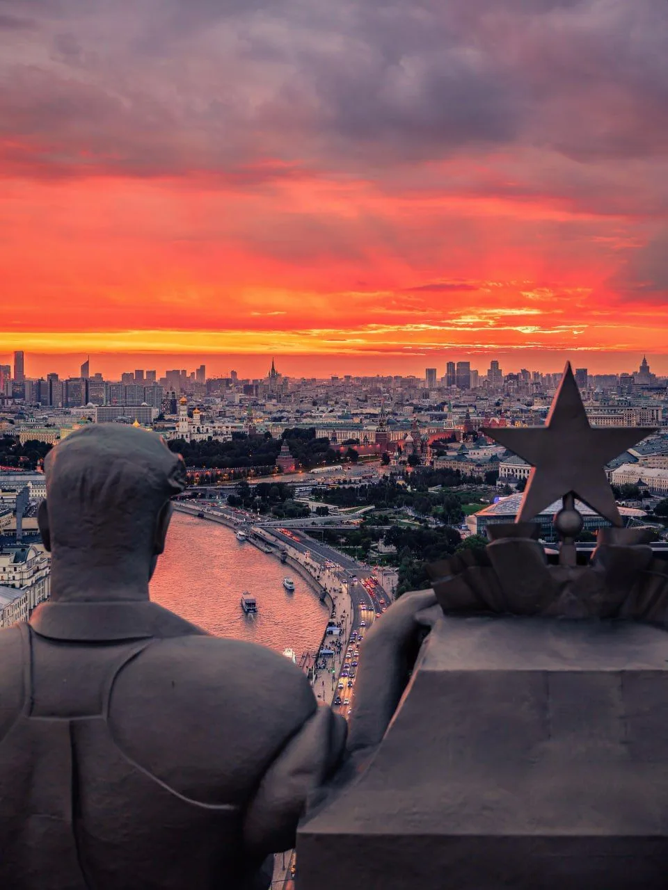 Красочный закат с высотки на Котельнической набережной 🌅