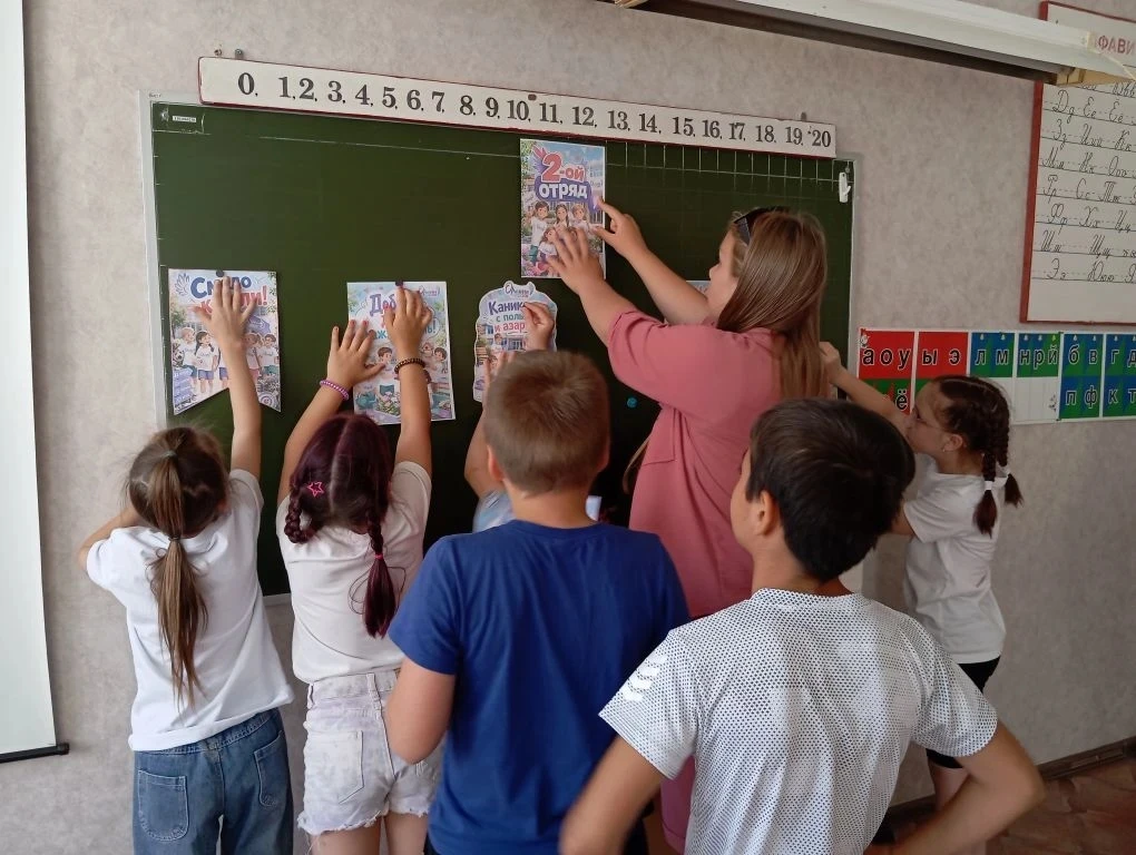 Первый день лагерной смены «Орлята России»: создаём отрядные уголки!💜