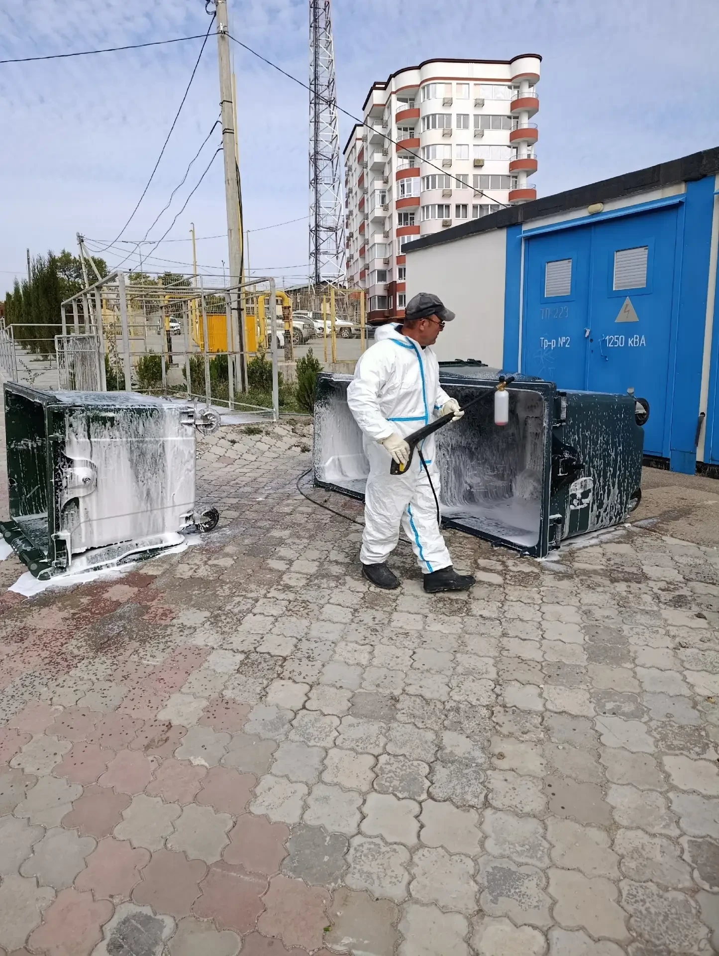 В Судаке навели порядок на площадках для сбора мусора по адресам: ул. Октябрьская, 38, ...