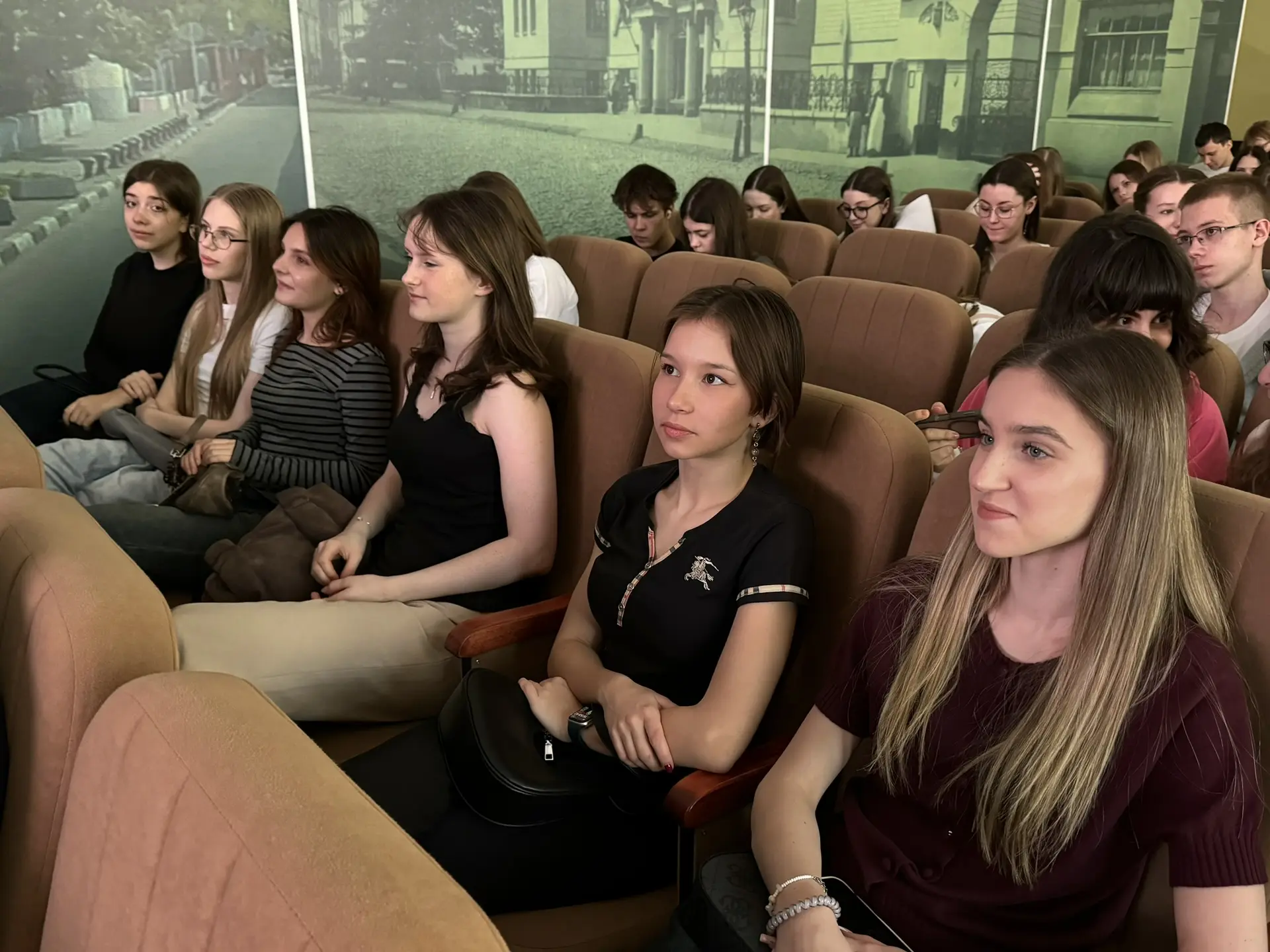 КАНИКУЛЫ С ПОЛЬЗОЙ 🎓 Десятиклассники, участники городского проекта «Предпринимательский класс в моск