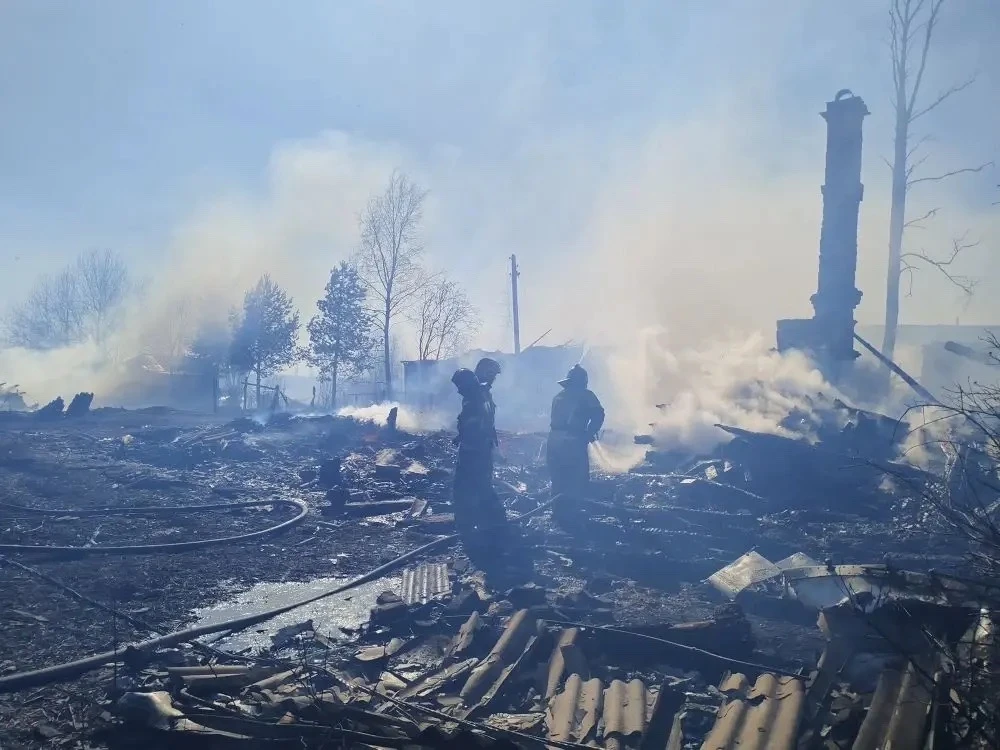 В Архангельской области выясняют причины страшного пожара, уничтожившего 10 домов  Накануне в деревн