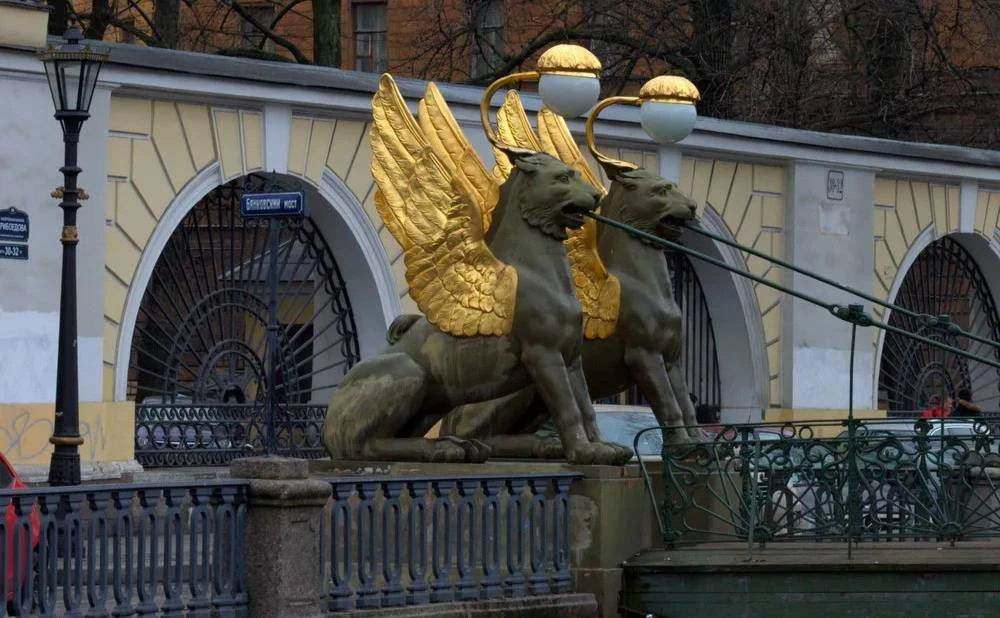 🦁 Мост, у которого львы младшие

5 августа 1826 года в Петербурге открыли Банковский мост через Ека