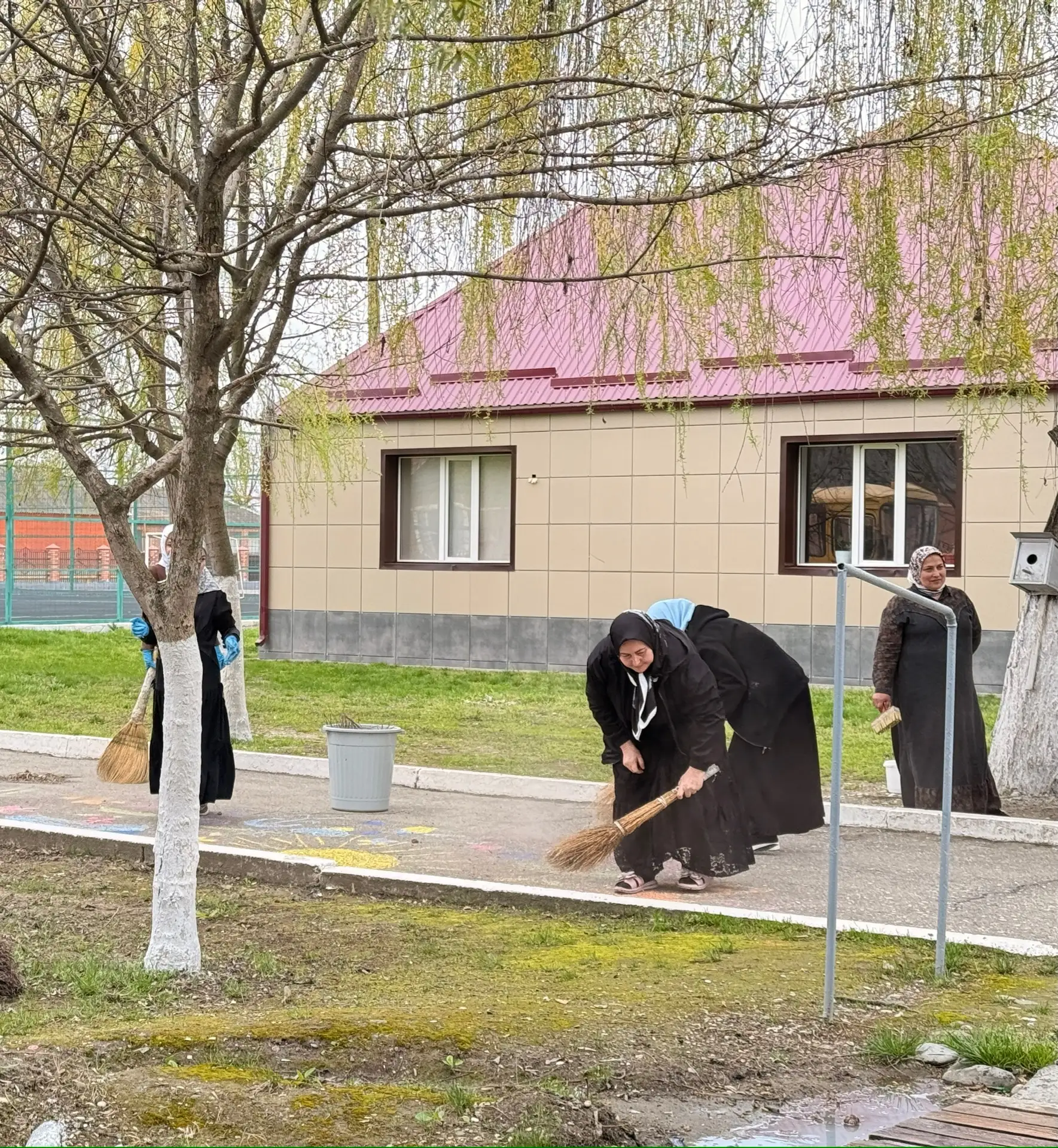 В МБОУ «НОШ с. Беркат-Юрт» состоялся традиционный субботник, в котором приняли участие ...